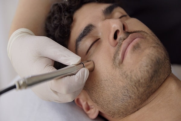 افضل عیادات التجمیل فی مسقط ؛ نقص الأطباء المتخصصين والمهنيين في مراكز غير موثوقة