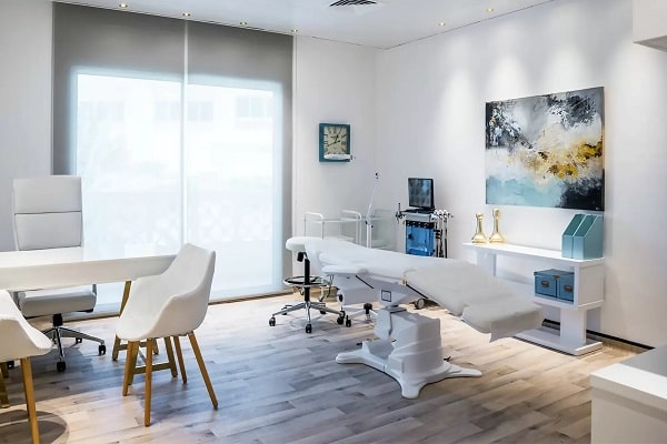عيادات تجميل في سلطنة عمان ؛ مزيج بين الجودة العالمية والمعايير الإقليمية
