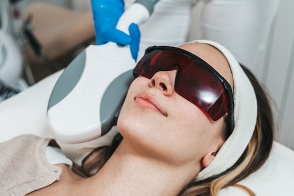 مراكز التجمیل في دبي  ؛ إزالة الشعر بالليزر للوجه والحاجبين