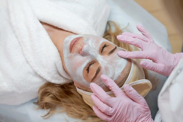 أفضل مراكز التجميل في أبوظبي ؛ العناية الاحترافية بالبشرة (Facial)