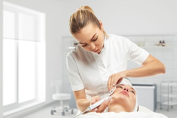 افضل مراکز التجمیل فی ابوظبی ؛ بناء الثقة بین المراجع والطبیب التجمیلي